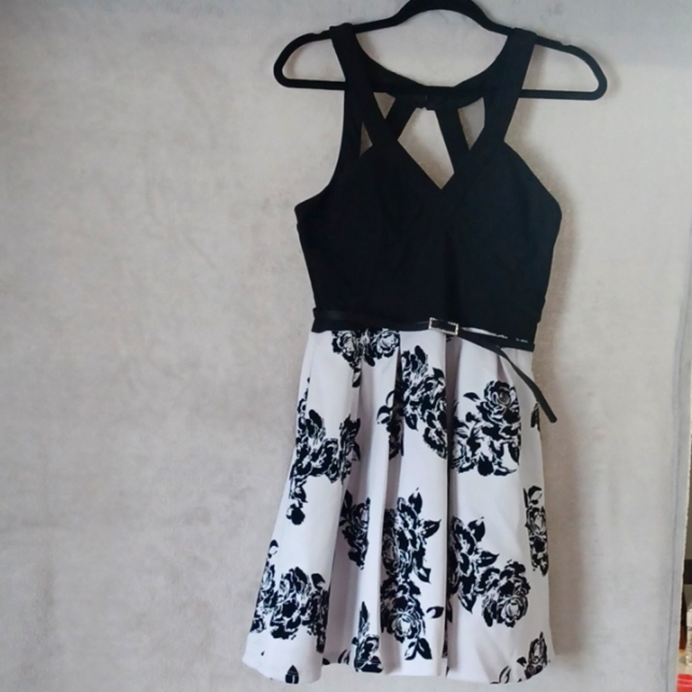 Crystal Doll  Dress Women's  Floral White  & Black Size 13 Fit & Flare.